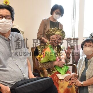 満１００歳 歌で祝福　老人ホーム・悠和館でる及川さんの誕生会【釧路市】(2024-09-07)