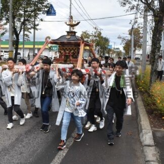「わっしょい」みこし威勢良く　川北神社例大祭【標津】(2024-09-16)