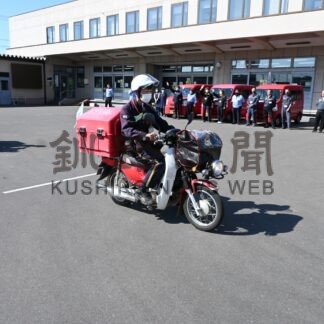 全バイクに安全旗装着　釧路西、中央郵便局が事故防止を徹底【釧路市】(2024-09-25)