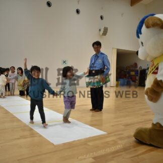 横断歩道手を上げて　保育園で交通安全教室【鶴居】(2024-09-30)