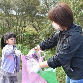 ごみ拾いや草取りに汗「美しい村の日」一環で【標津】(2024-09-29)