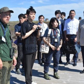 鈴木知事 ＤＸで意見交換　根室市役所新庁舎視察、スクラムトークも(2024-09-04)