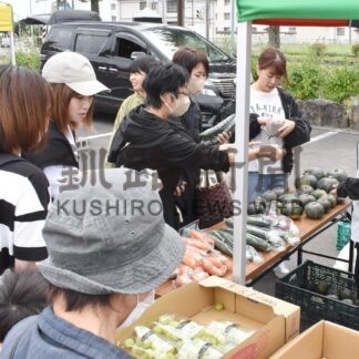 新鮮野菜や海産物販売盛況　みはらマルシェ【釧路市】(2024-09-28)