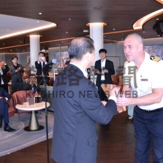 豪華客船シルバー・ノバ初入港　船長に記念盾贈り歓迎【釧路市】(2024-09-28)