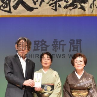 歌や芝居でファン魅了　歌謡クラブ六歌仙、能登地震被災者に寄付【釧路市】(2024-09-20)