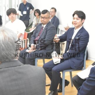 鈴木知事 ＤＸで意見交換　根室市役所新庁舎視察、スクラムトークも_1(2024-09-04)
