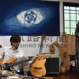 深い藍の色楽しんで　斉藤さん作品展【鶴居】(2024-09-25)