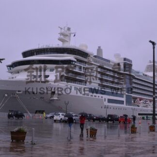 豪華客船シルバー・ノバ初入港　船長に記念盾贈り歓迎【釧路市】_1(2024-09-28)