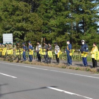 国道沿いで旗の波 スピードダウンを　交通安全啓発【標津】(2024-09-30)