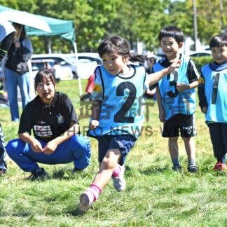 「サッカー楽しい」　釧路リベラルティと幼児触れ合う【釧路市】(2024-09-26)