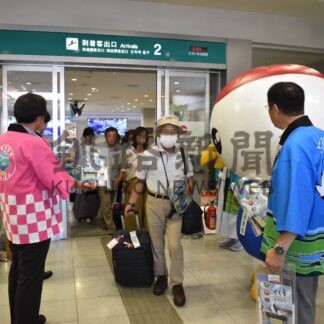 チャーター初便到着　ＦＤＡ 山形空港から釧路に６８人【釧路市】(2024-09-04)