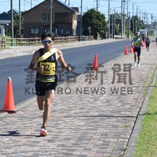 たすきつなぎ健脚競う　別海町駅伝、自衛隊（＋）一般男子Ｖ【別海】(2024-09-11)
