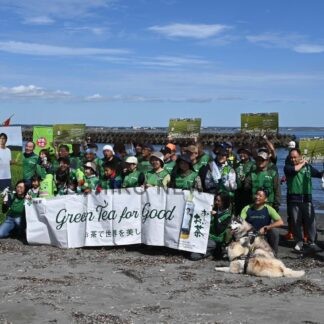 海岸で６０人清掃活動　伊藤園事業、お土産に大谷ボトル【浜中】(2024-09-15)