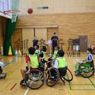 車いすバスケに挑戦　東京パラ五輪銀の宮島さん、湖畔小児童と交流【釧路市】(2024-09-13)