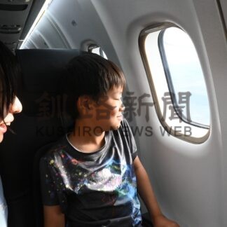 上空から釧路の魅力実感　ＨＡＣとＪＡＬ教育チャーター【釧路市】(2024-09-12)