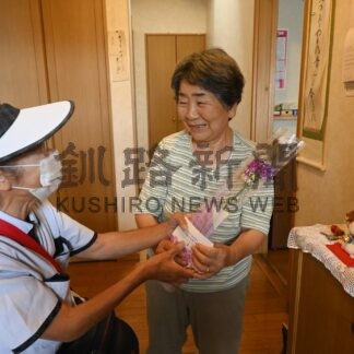 ヤクルトレディ高齢者に花贈る　１人暮らし宅訪問【釧路市】(2024-09-12)