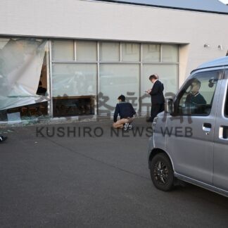 ８０代男性運転の車、医療施設に突っ込む【釧路市】(2024-10-17)