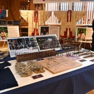 映画「シサム」の衣装展示　白糠のウレシパチセで【白糠】(2024-10-13)