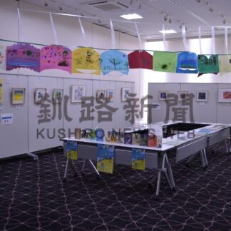 地球パスポート原画展など多彩に　としょかんフェスタ開幕【釧路市】(2024-10-27)