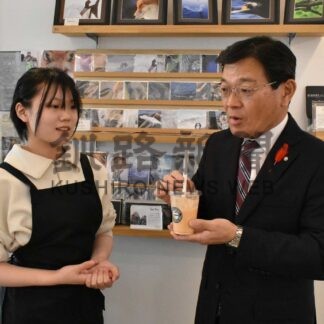 地場産品でジュース作り　つるぼーの家で中学生職場体験【鶴居】(2024-10-31)