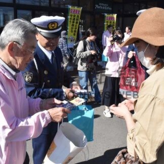 夜光反射材付きエコバッグ配布　根室ロータリークが交通安全啓発【根室】(2024-10-16)