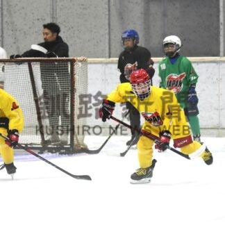 アイスホッケーの基礎ぶ　中学生に指導　日ア連キャンプ【釧路市】(2024-10-22)