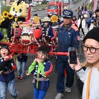 園児ら「火の用心」　幼年消防クがパレード【浜中】(2024-10-25)