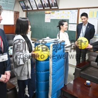 北洋銀、私募債使い愛国小に体育用品寄贈【釧路市】(2024-10-04)