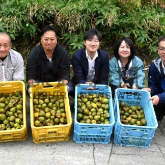 餌用千両ナシ動物園に寄贈　釧路南ロータリーク【釧路市】(2024-10-09)