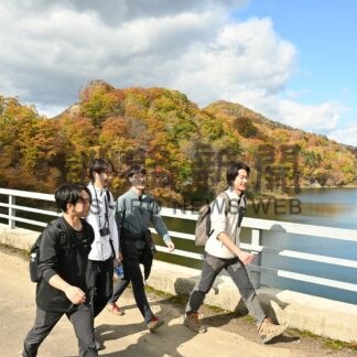 紅葉の絶景楽しむ　庶路ダムウォークに２１３人【白糠】(2024-10-26)