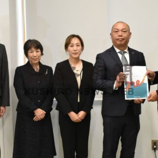 石垣市長に提言書「共創」提出　まちづくり市民会議、総合計画に市民の意見を【根室】(2024-10-19)