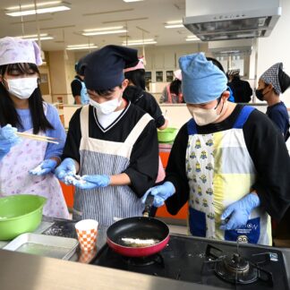 マイワシ料理に挑戦　湖畔小児童かば焼き作り【釧路市】(2024-10-09)