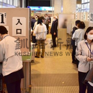 市長選「期日前」始まる　同時投票ＯＫ 有権者続々【釧路市】(2024-10-22)