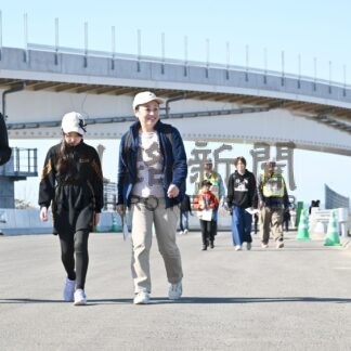 開通前の道東道 歩いて体感　釧路西ＩＣのイベントに100人【釧路市】(2024-11-01)