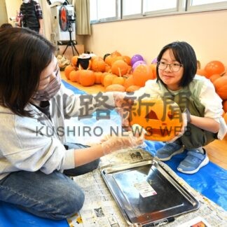 カボチャランタン「できた」　親子らに工作会　北ローターアクトクラブ【釧路市】(2024-11-01)