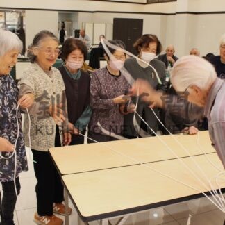 ５年ぶり敬老会、宝引きに歓声　宝林町会【根室】(2024-10-23)