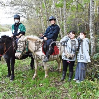 「ドサンコ」と触れ合い　くしろせんもん学校【標茶】(2024-10-27)