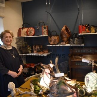 一閑張り 魅力感じて　釧路の迦倶楽、２７日までアート展【釧路市】(2024-10-24)