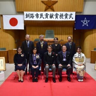 市民貢献賞受賞の栗林、平間氏を祝福【釧路市】(2024-10-11)