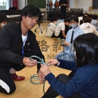 サケ三枚下ろしに挑戦　現役若手漁業者が出前授業【中標津】_1(2024-10-12)