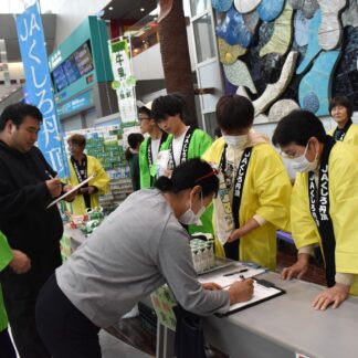 牛乳、乳製品消費拡大を　丹頂農協が釧路空港利用客に無料配布【釧路市】(2024-10-28)