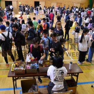 子供らお祭り気分　湖畔小でＰＴＡバザー【釧路市】(2024-10-07)