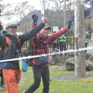 寺山、荻野さん ３１０㌔踏破　北海道東トレイル、ゴールの羅臼町到着【羅臼】(2024-10-31)