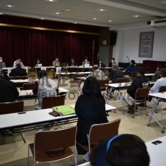 立候補予定者説明会に１４陣営の関係者出席　町長、町議選【弟子屈】(2024-10-12)