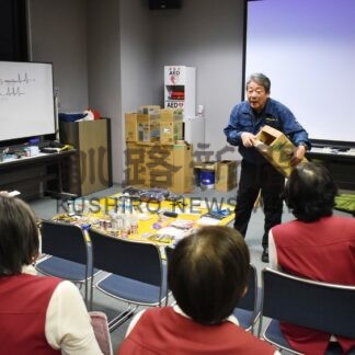 防災グッズの活用法紹介　研修会、避難時持ち出し品確認【釧路市】(2024-11-01)