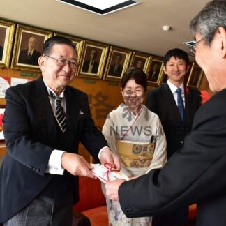 釧路の発展へ100万円を寄付　栗林三ッ輪商会会長【釧路市】(2024-10-16)