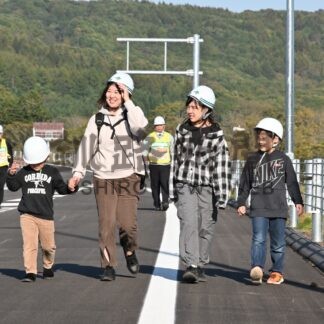 道東道の工事現場見学　阿寒ＩＣ─釧路西ＩＣ間、親子44人参加【釧路市】(2024-10-14)