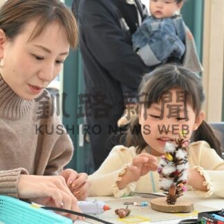 親子連れ 木と触れ合う　イオン釧路昭和、きょうまでフェア【釧路市】(2024-11-17)