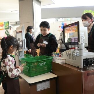 レジ打ち体験に長蛇の列　コープさっぽろ、食育イベントにぎわう【釧路市】(2024-11-17)