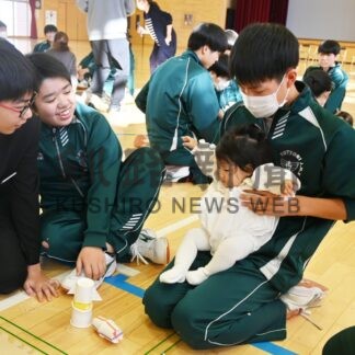 育児の苦労や成長学ぶ　鳥取中生、乳幼児親子と交流【釧路市】(2024-11-19)